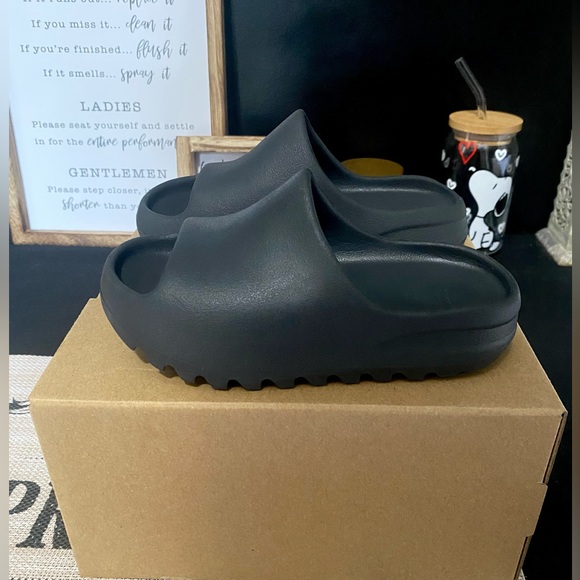 KIDS YEEZY SLIDE SIZE 12 - Picture 4 of 4